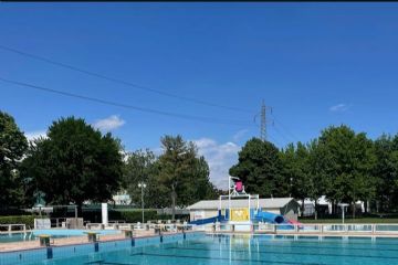Piscina Molinello con giochi d'acqua sullo sfondo