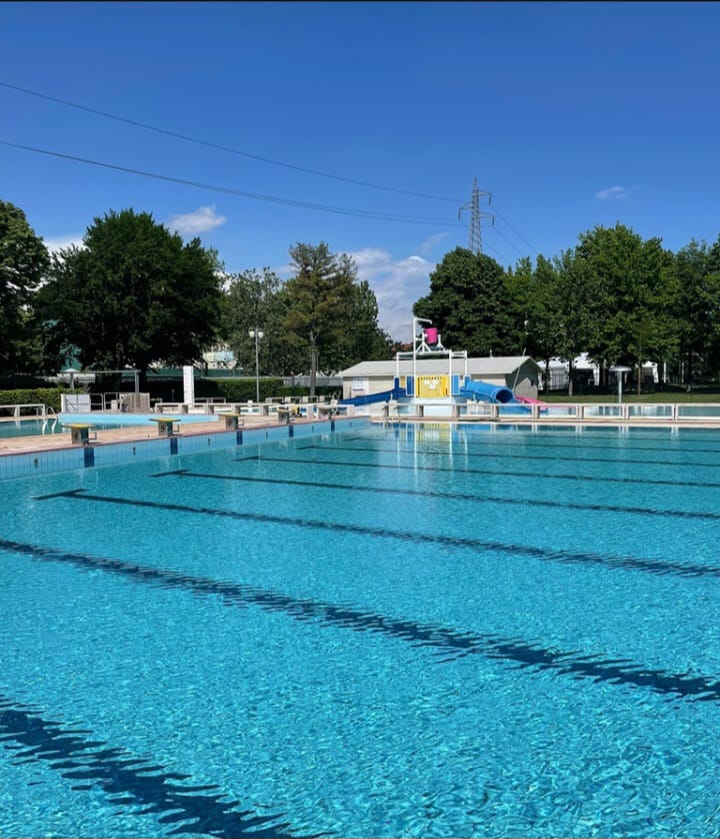 Piscina Molinello con giochi d'acqua sullo sfondo