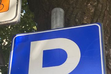 Cartello di segnaletica con la lettera P di parcheggio
