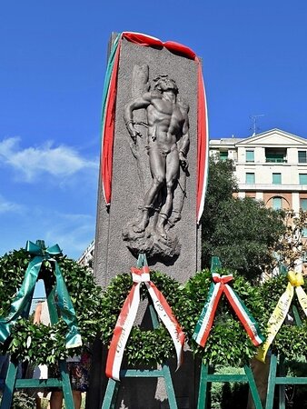 monumento ai Martiri di Piazzale Loreto, eretto nell'agosto 1960, opera dello scultore Giannino Castiglioni (1884-1971).