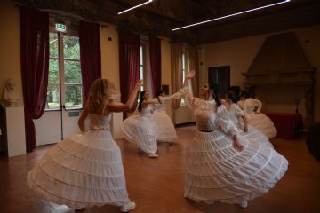 Nella foto una performance di danza, foto di Rodolfo Cavina e Lorenzo d’Andrea