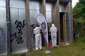 gruppo di  volontari hanno che sta pulendo  il Parco dei Fontanili, cancellando i graffiti su gran parte della struttura  