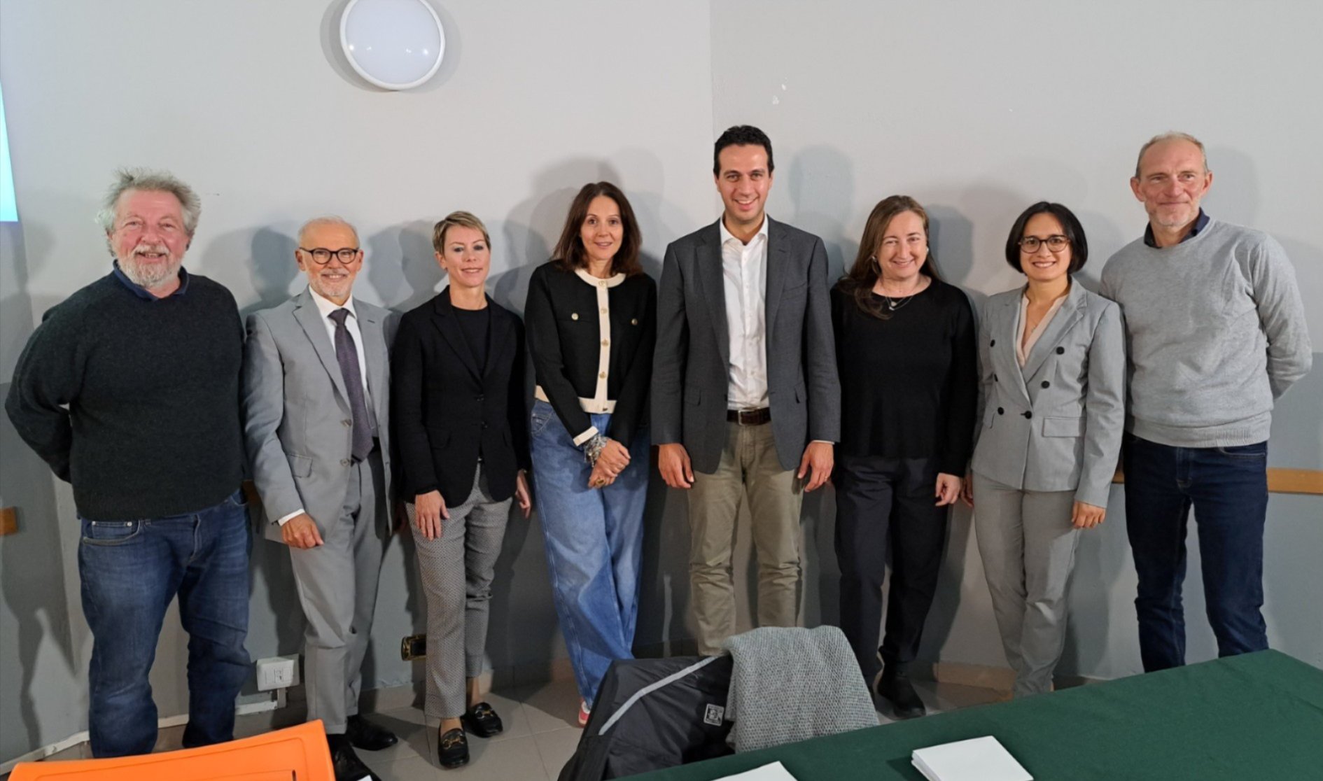Giunta comunale nella sala di via Giusti. Da sinistra Edoardo Marini, Nicola Violante, Emiliana Brognoli, Alessandra Borghetti, il Sindaco Andrea Orlandi, Maria Rita Vergani, Valentina Giro, Paolo Bianchi