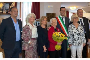 Sindaco Andrea Orlandi accanto a Teresa Mantoan e ai parenti alla festa per i cento anni