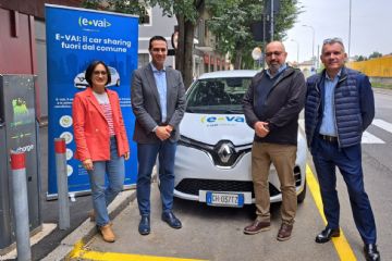 L'assessora alla Mobilità Valentina Giro e il Sindaco Andrea Orlandi con l'ad di E-VAI Giovanni Martino e il project manager Fabio Ghilardi alla postazione di corso Europa all'angolo con via San Michele del Carso