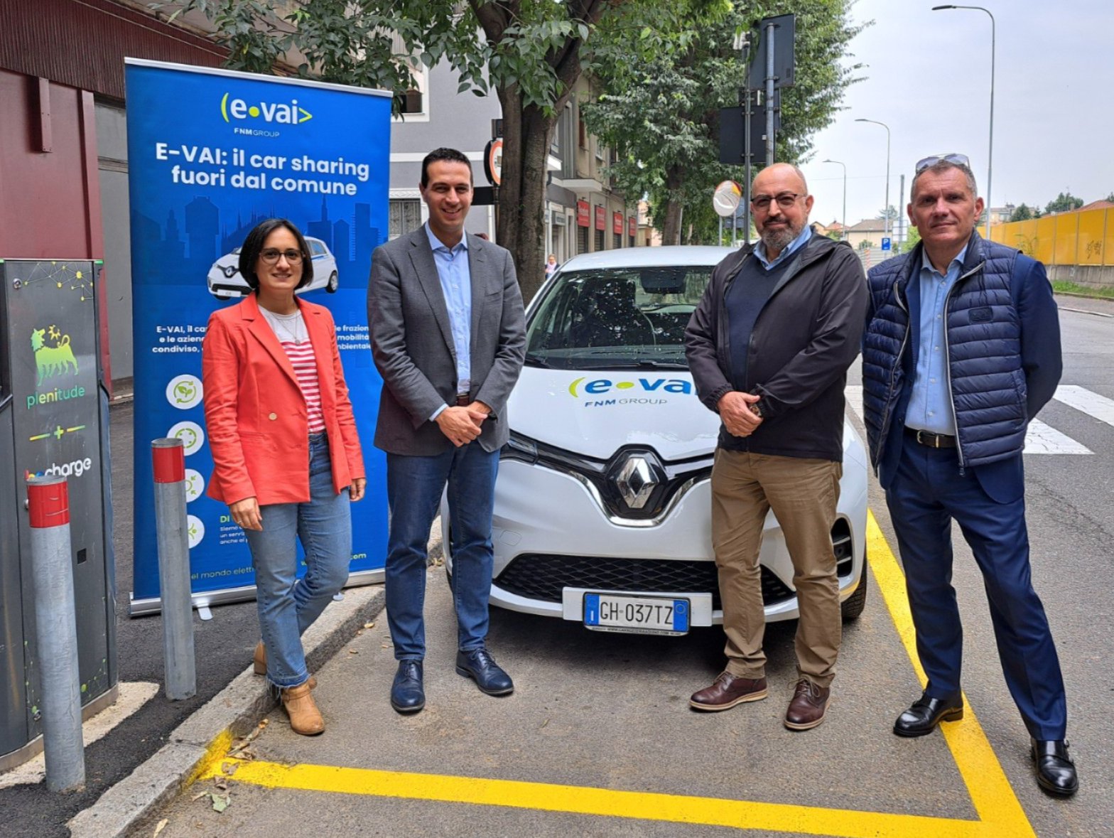 L'assessora alla Mobilità Valentina Giro e il Sindaco Andrea Orlandi con l'ad di E-VAI Giovanni Martino e il project manager Fabio Ghilardi alla postazione di corso Europa all'angolo con via San Michele del Carso