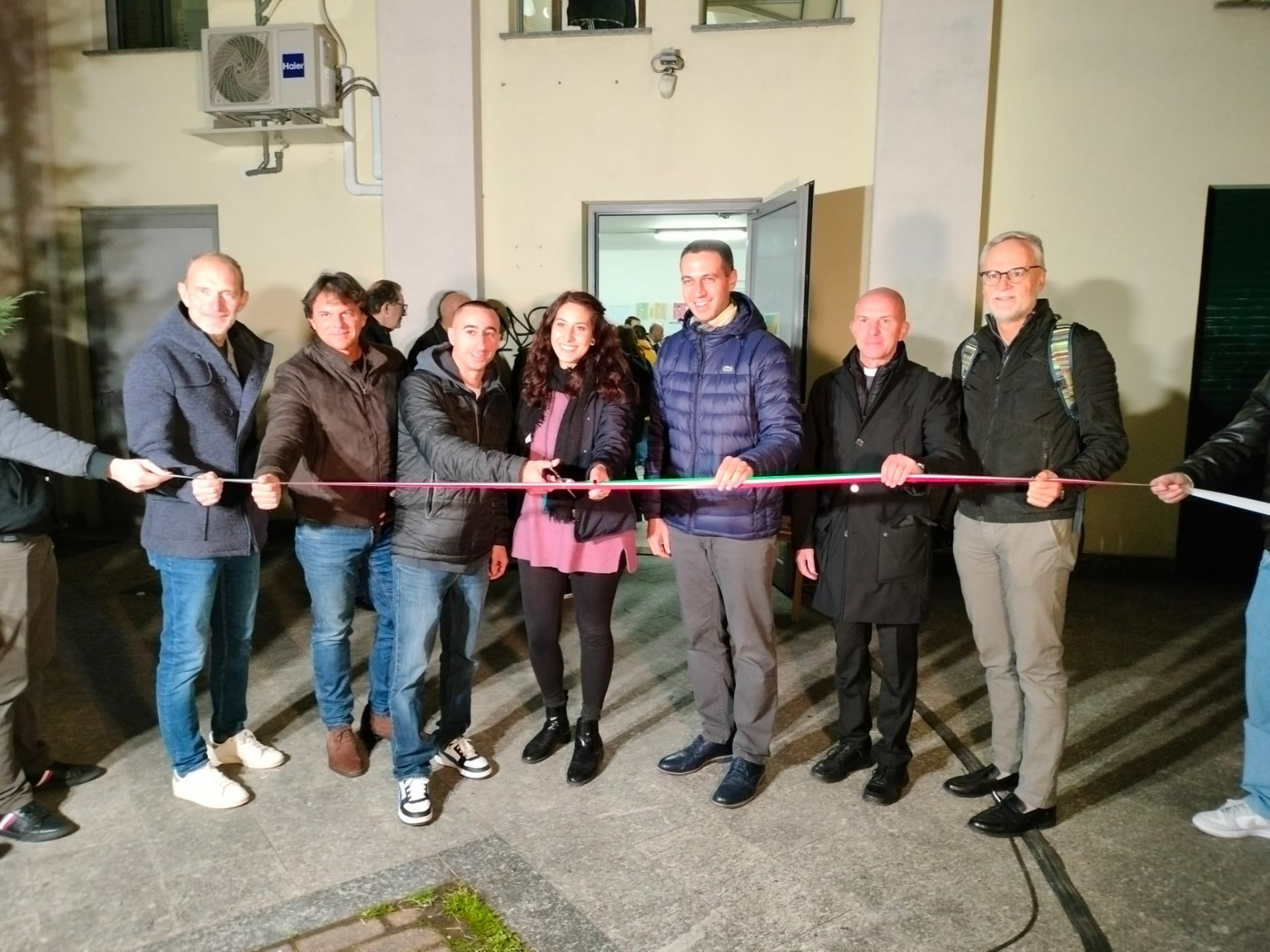 Inaugurazione in via Aldo Moro taglio del nastro