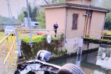 il furgone gettato nel canale scolmatore dell'Olona.