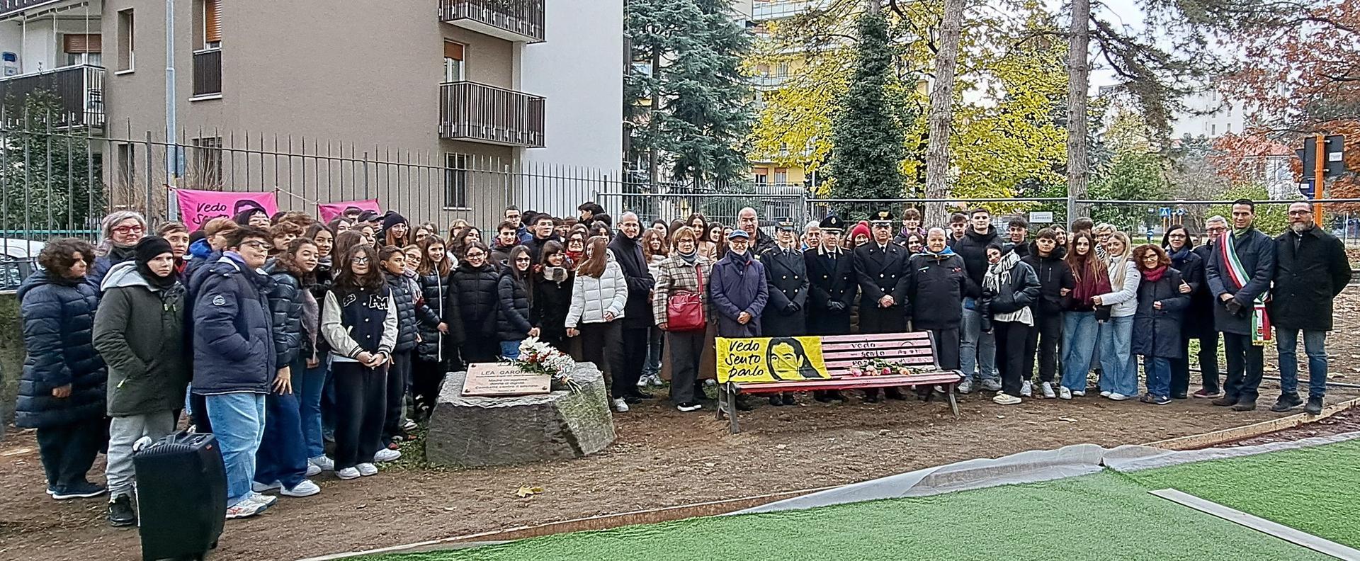 autorità e studenti attorno alla lapide e alla panchina dedicate a Lea Garofalo.