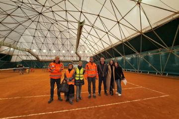  amministratori e i tecnici comunali al campo da tennis, con gli esponenti di ASD Tennis senza barriere
