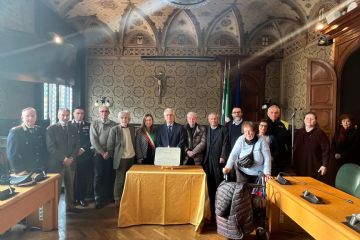 Foto principale di gruppo con targa svelata
