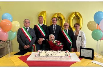 Da sinistra Antonino Abbate, Carmine Lavanga, Giuseppe Re, Nicola Violante, e Cecilia Gulisano responsabile sanitario. Al centro la festeggiata Vincenzina Gallo