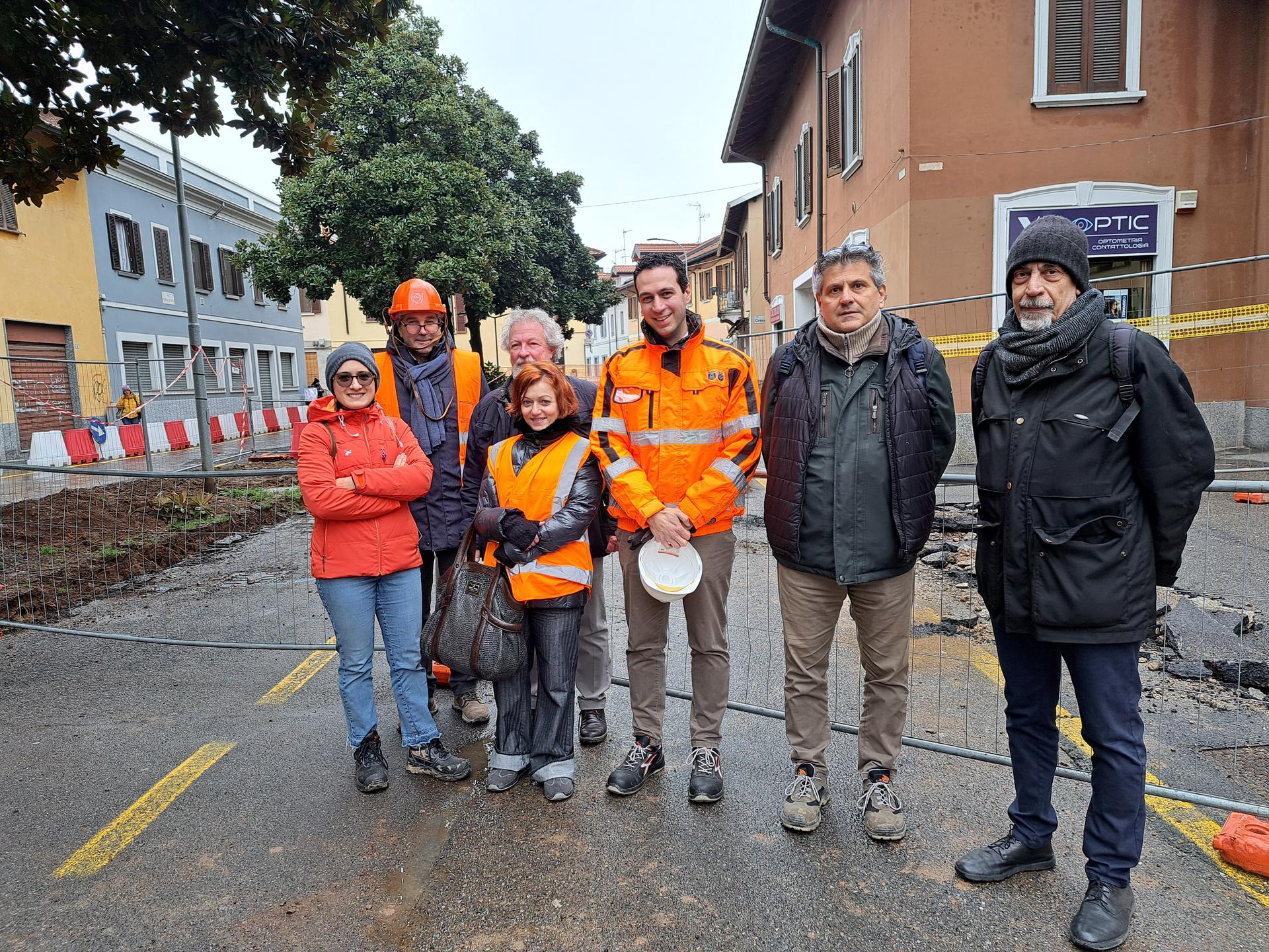 il sopralluogo in via Porta Ronca. Da sinistra: Valentina Giro, Paolo Montafia, Edoardo Marini, Annapaola Menotti, Andrea Orlandi, Angelo Lombardi e Luigi Fregoni