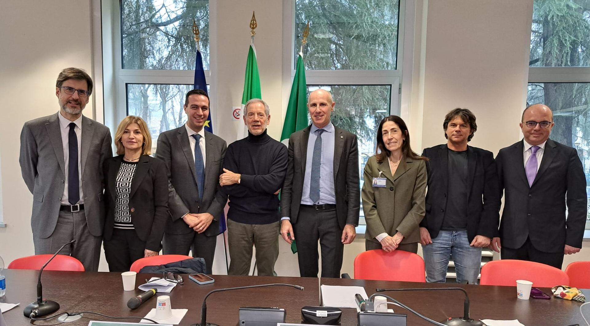  Sindaco Andrea Orlandi accanto a Guido Bertolaso e ai vertici di Asst Rhodense in Sala Capacchione, all'Ospedale di Rho. Ai lati il consigliere regionale Carlo Borghetti e Luca Elia Sindaco di Baranzate e alla guida della Conferenza dei Sindaci