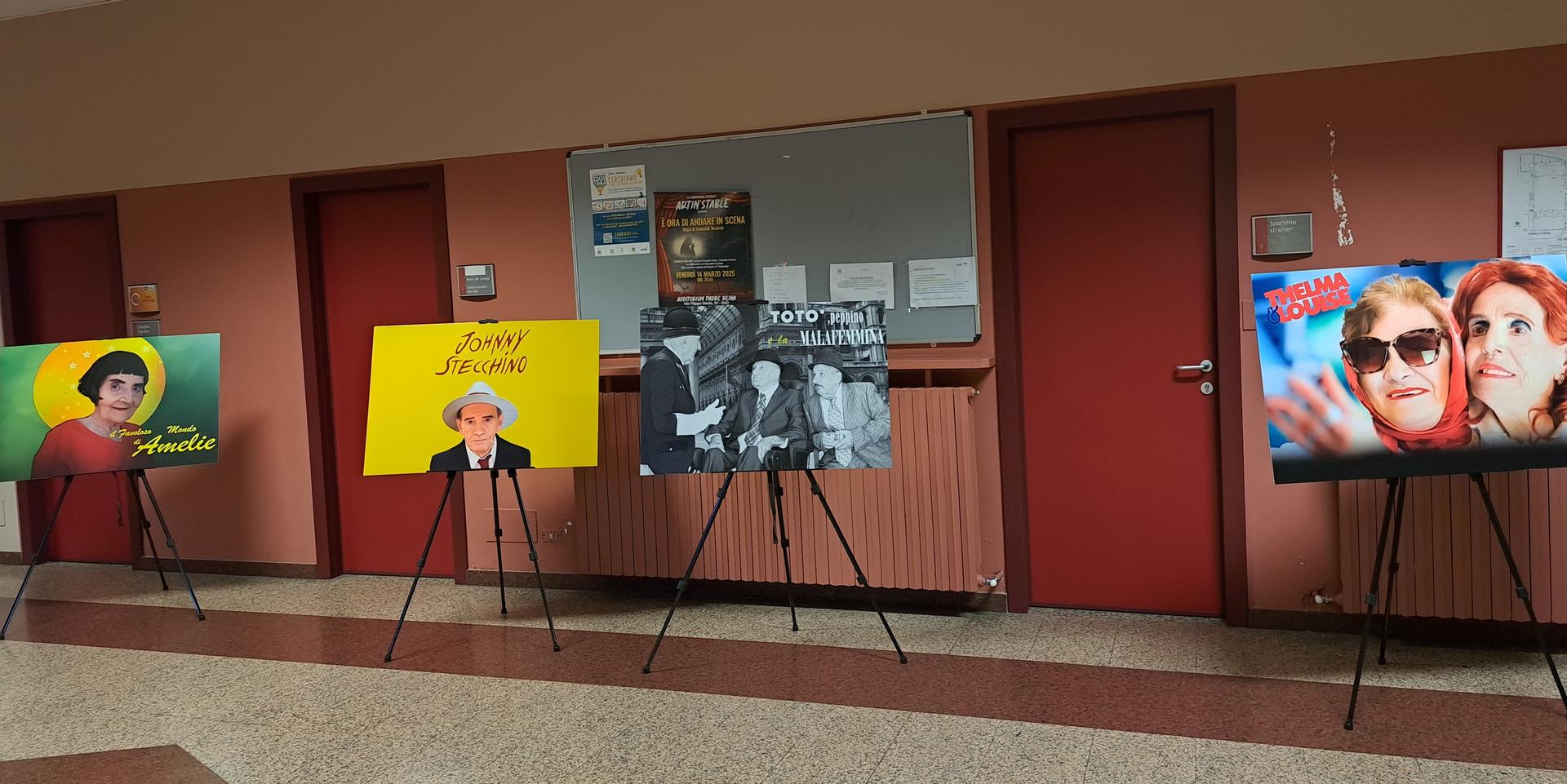 Auditorium pannelli con gli  scatti di anziani che interpretano personaggi di film famosi