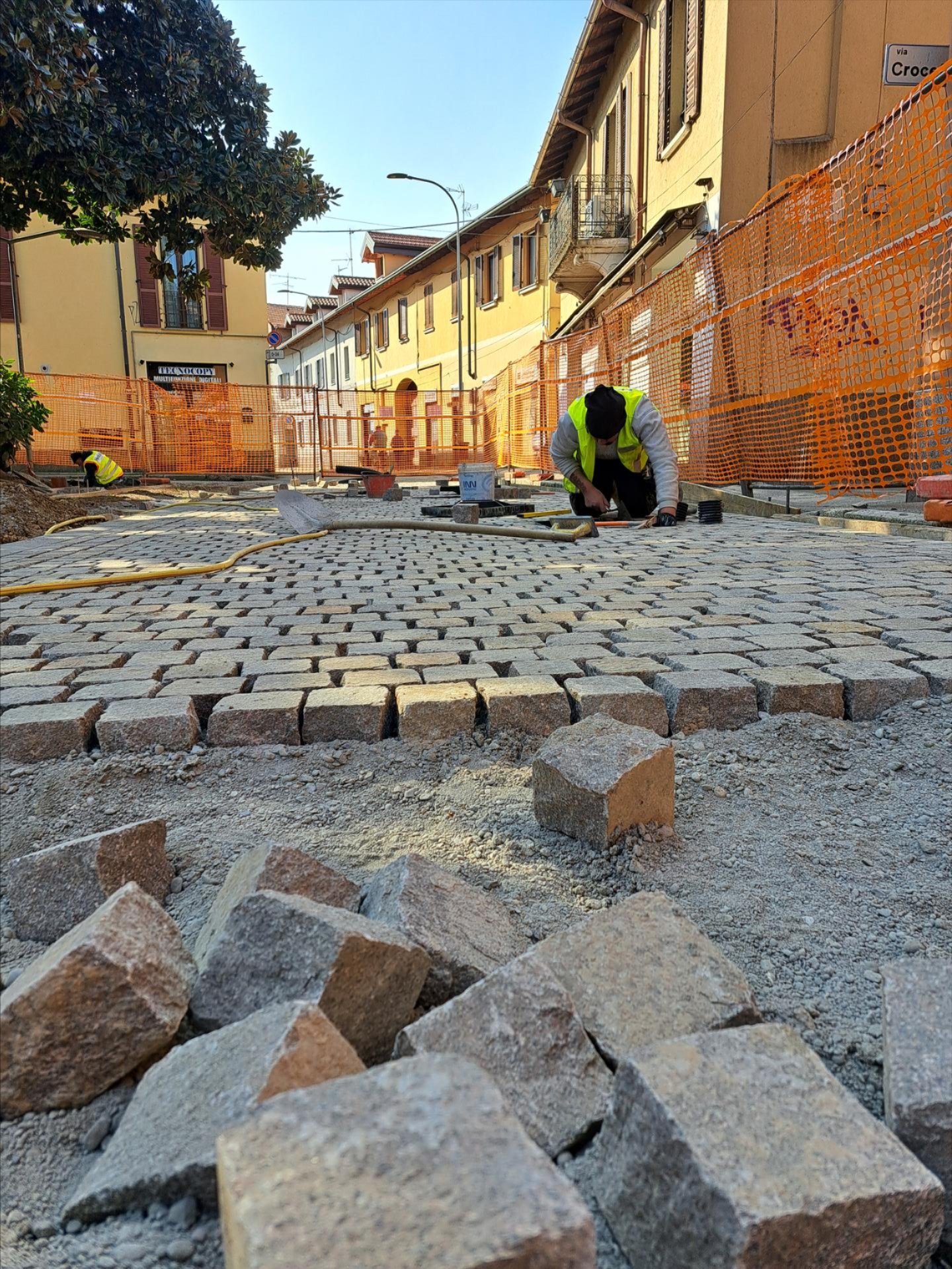 posa dei cubetti di porfido in via Porta Ronca