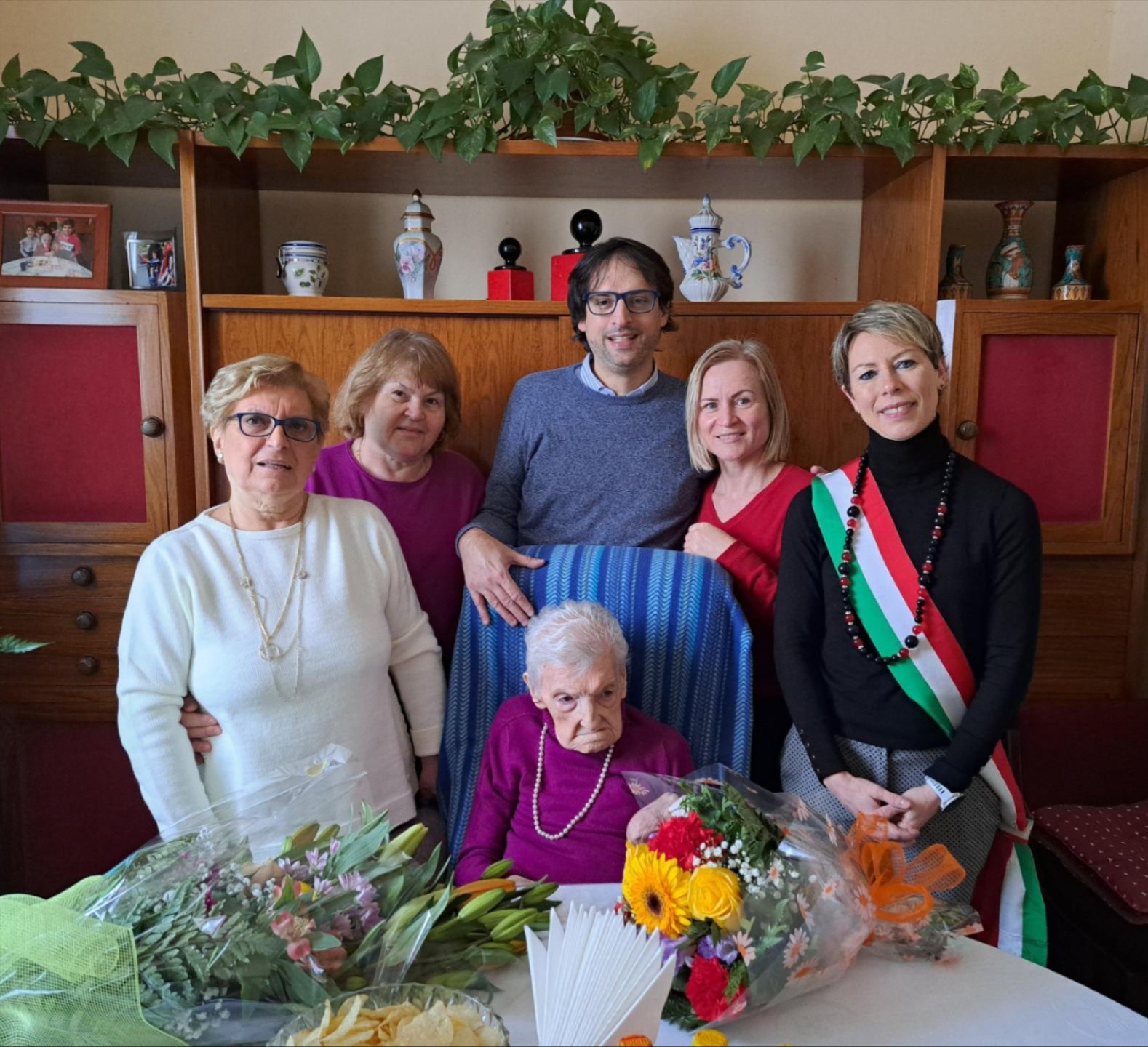 i parenti e l'assessore Emiliana Brognoli attorno a Giuseppina Bianchi