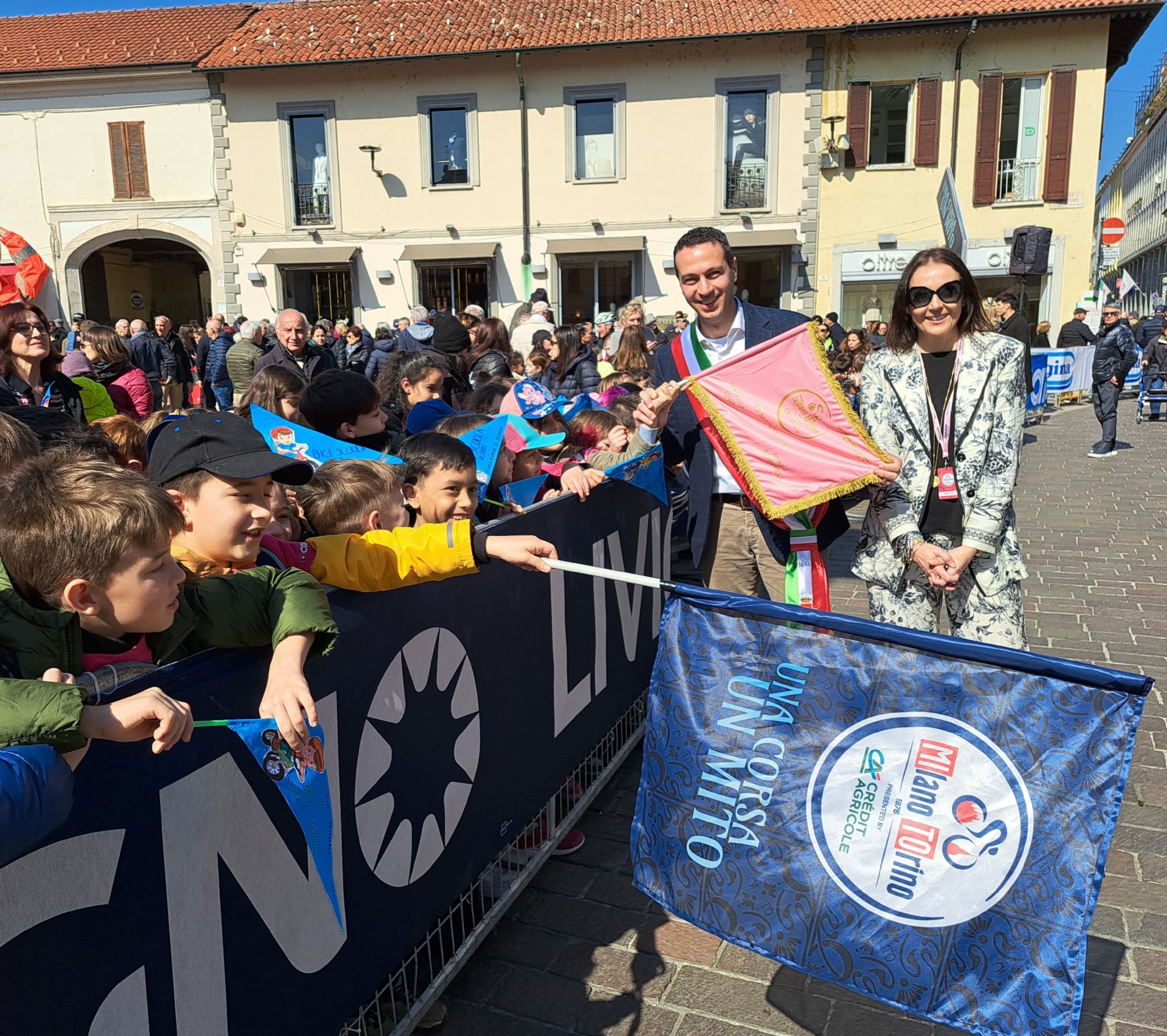 Il Sindaco Orlandi e l'assessore Borghetti dopo lo start con alcuni dei cinquecento bambini arrivati in centro