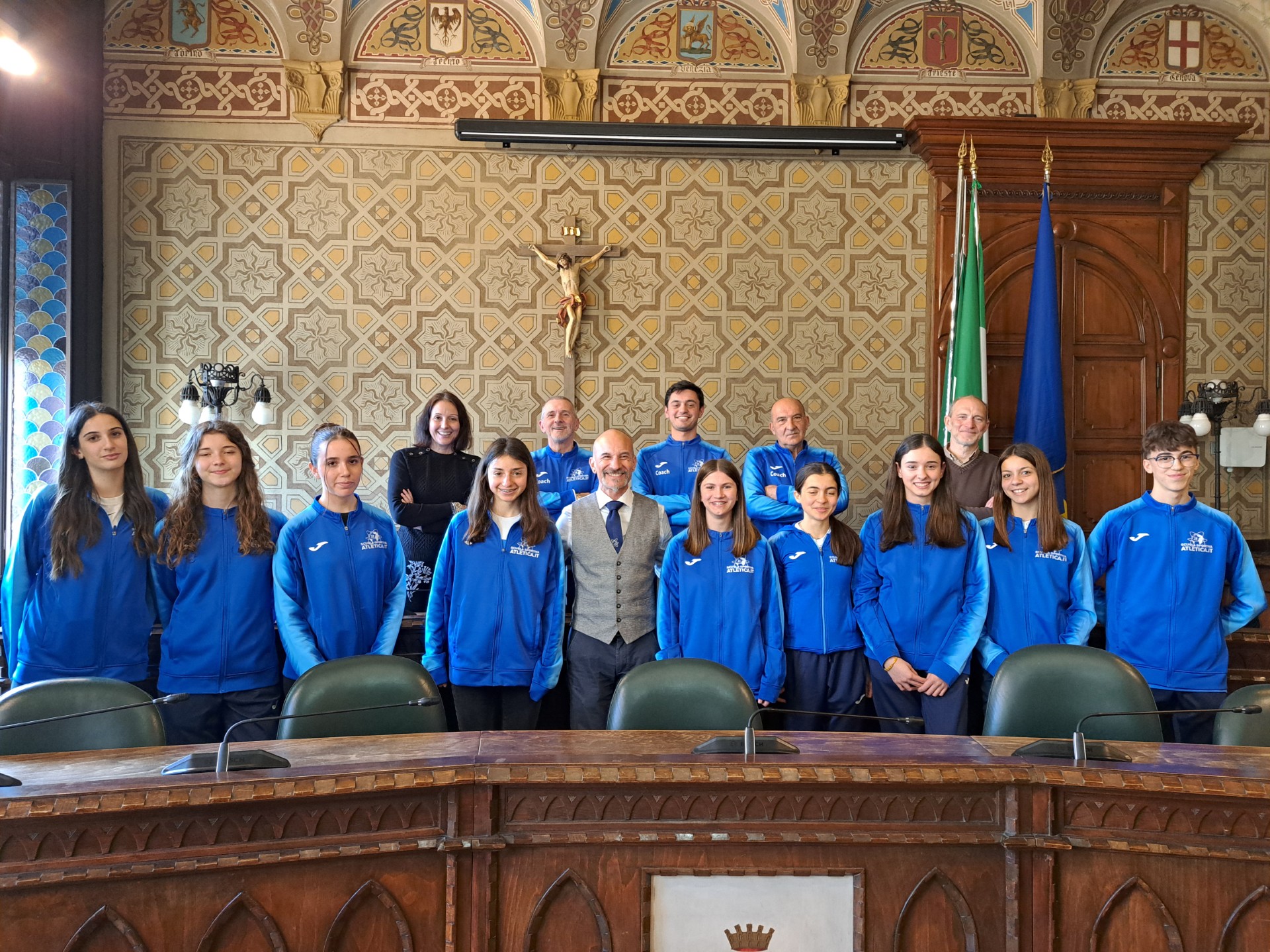 Alcune giovani atlete della ADS Scuola Sportiva Atletica.it in Municipio presenti anche assessore allo Sport Alessandra Borghetti, e assessore alla Scuola Paolo Bianchi. Il presidente Fabio Rizzi  il responsabile del campo di Rho Giuliano Bai, gli allenatori Eugeni Totev e Mattia Giudici.