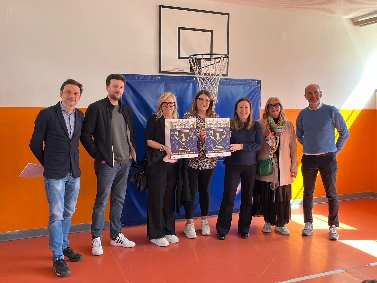 La premiazione della prima scuola classificata alla primaria Giuseppe Casati