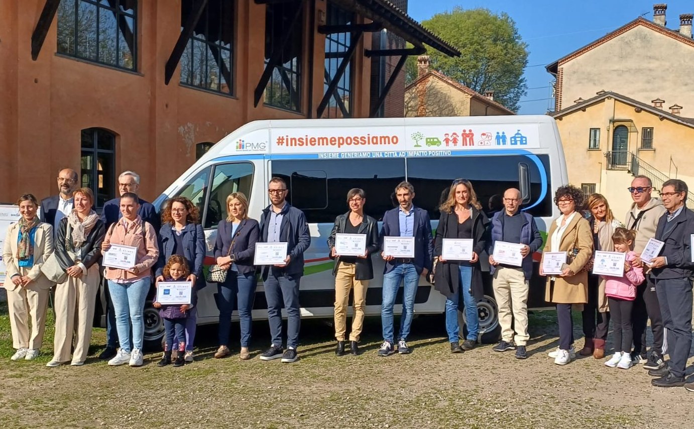 inaugurazione del pulmino a disposizione di Party senza barriere