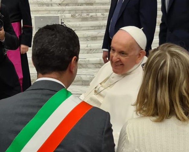 Il Sindaco Andrea Orlandi e papa Francesco nel marzo 2023, quando duemila rhodensi andarono in pellegrinaggio in Vaticano