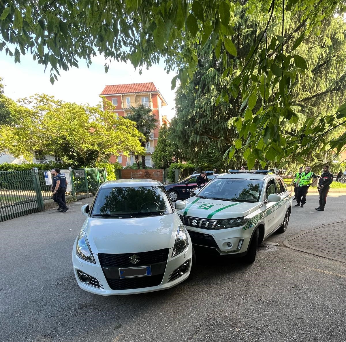 La Suzuki e l'auto della Polizia locale dopo lo scontro