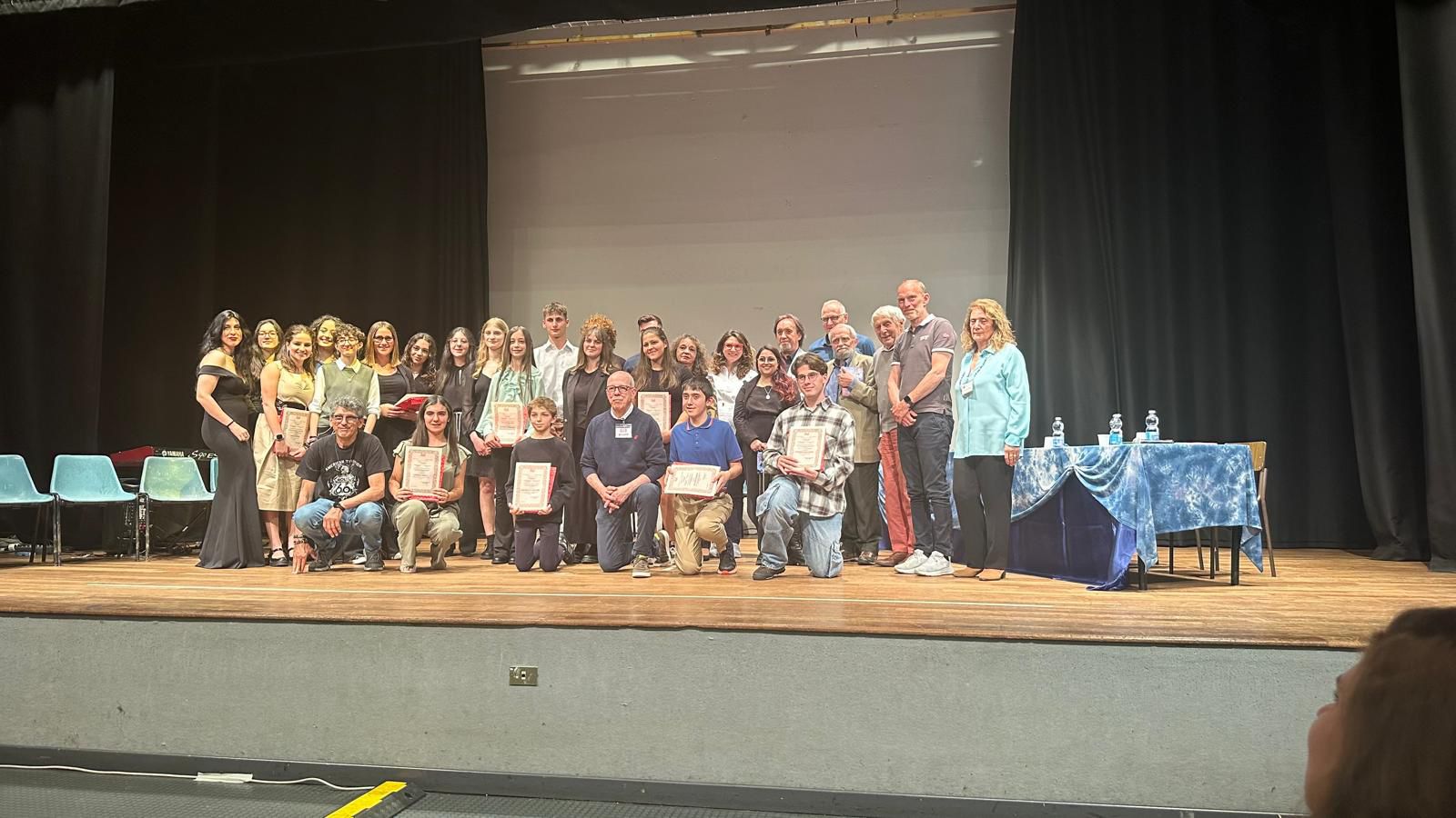 calendimaggio premiati con Assessore e docenti