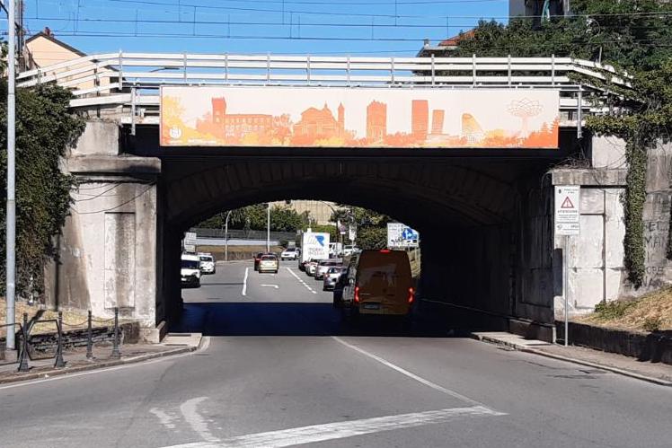 il ponte ferroviario che sovrasta corso Europa

 