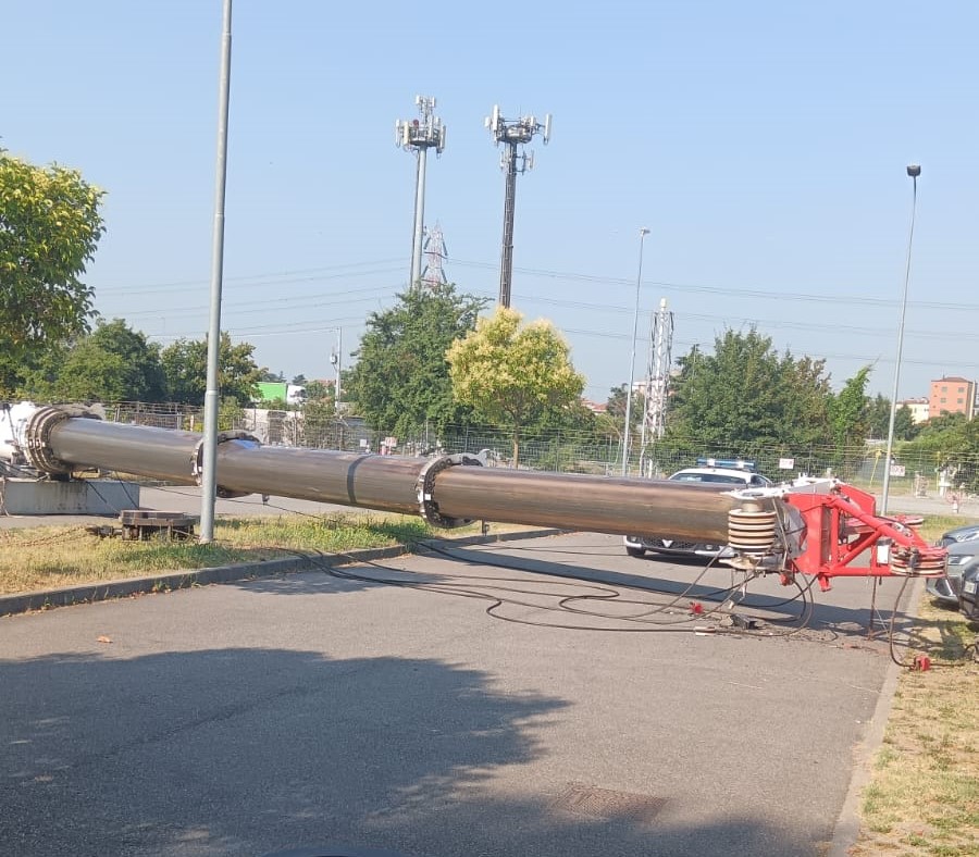 gru crollata sulla strada via Trecate