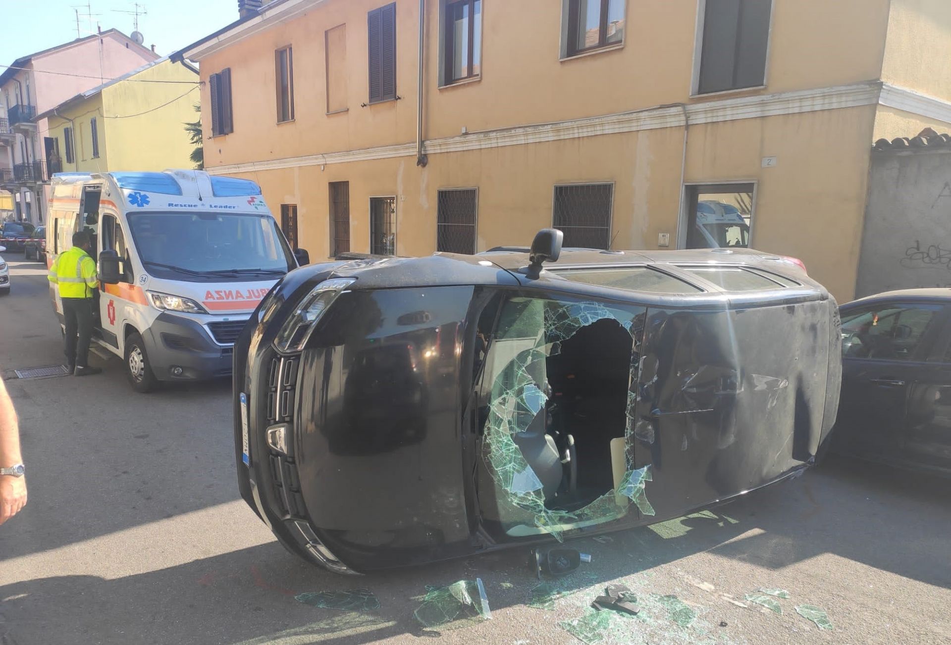 L'auto ribaltata in via Corridoni