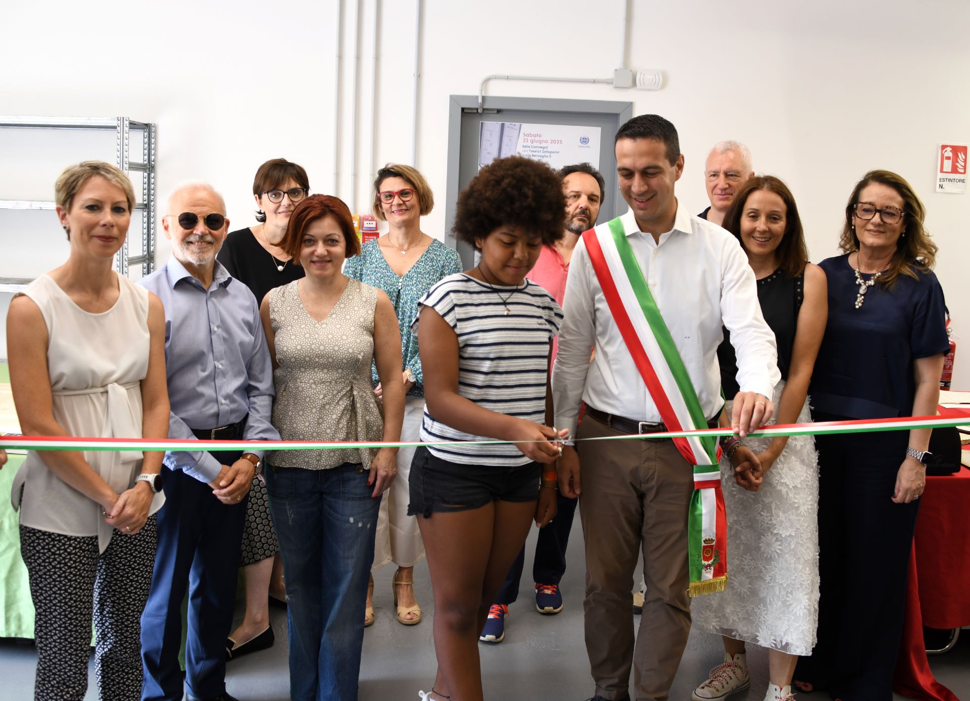 Il taglio del nastro con il Sindaco Andrea Orlandi, l'assessore Alessandra Borghetti, la dirigente Emanuela Marcoccia e i referenti di Lavori pubblici e Patrimonio. Foto di Jimmy Pessina