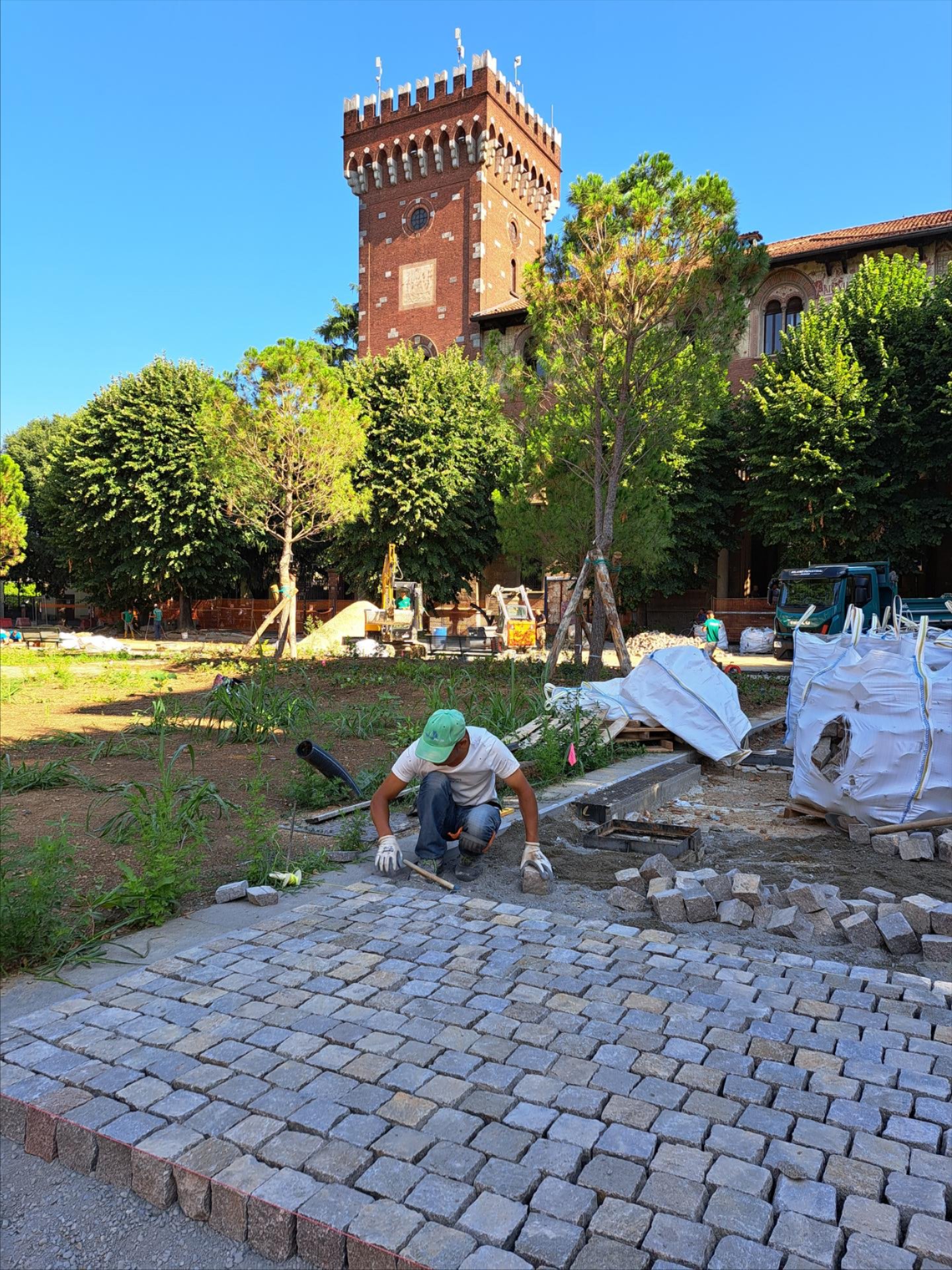 i lavori di pavimentazione in corso in piazza Visconti