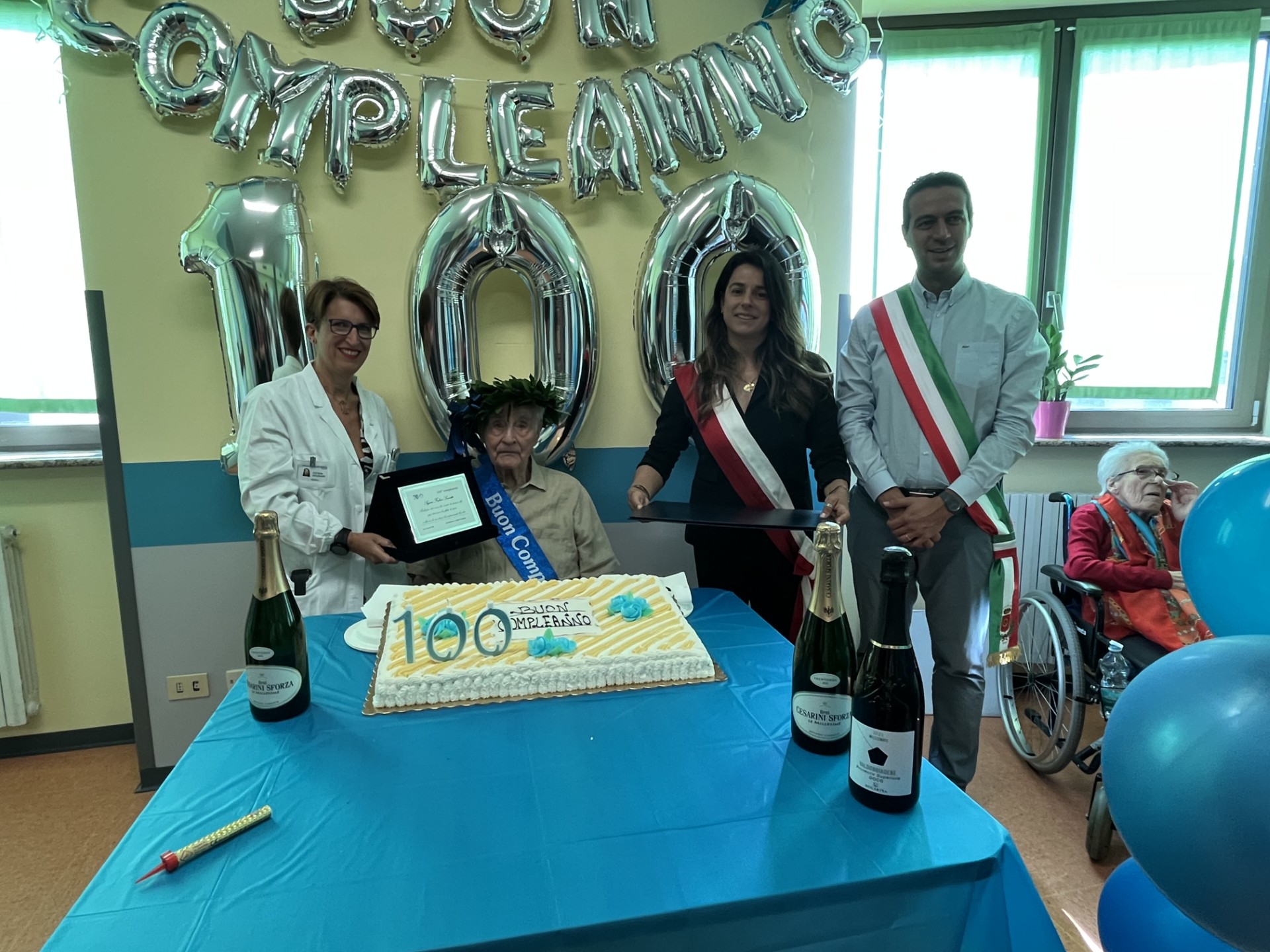  Fulvio Scuratti, torta centenario da sinistra personale della casa di cura Daniela Capitanio e Andrea Orlandi