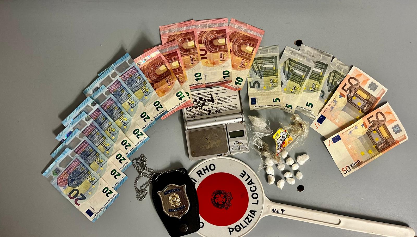Nella foto gli stupefacenti e il denaro sequestrati dalla Polizia Locale ad un giovane arrestato