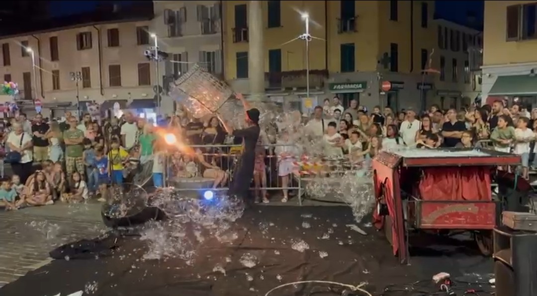 Nella foto il partecipato spettacolo con le bolle di sapone giganti che fa parte del palinsesto degli eventi dei Giovedì Summer Fest 2025 che si sono svolti in centro a Rho.