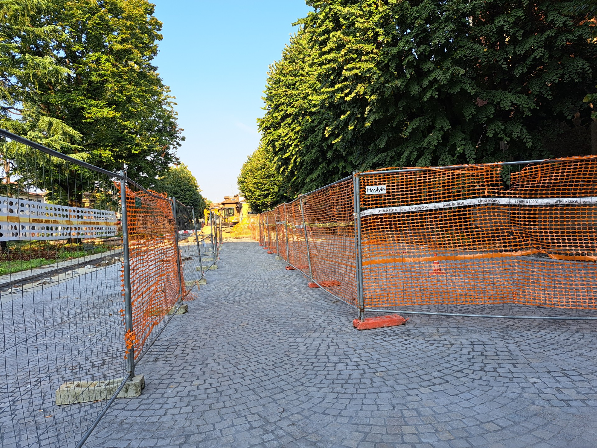 il corsello pedonale delimitato e percorribile nei prossimi giorni al posto del marciapiede di fronte al palazzo municipale  