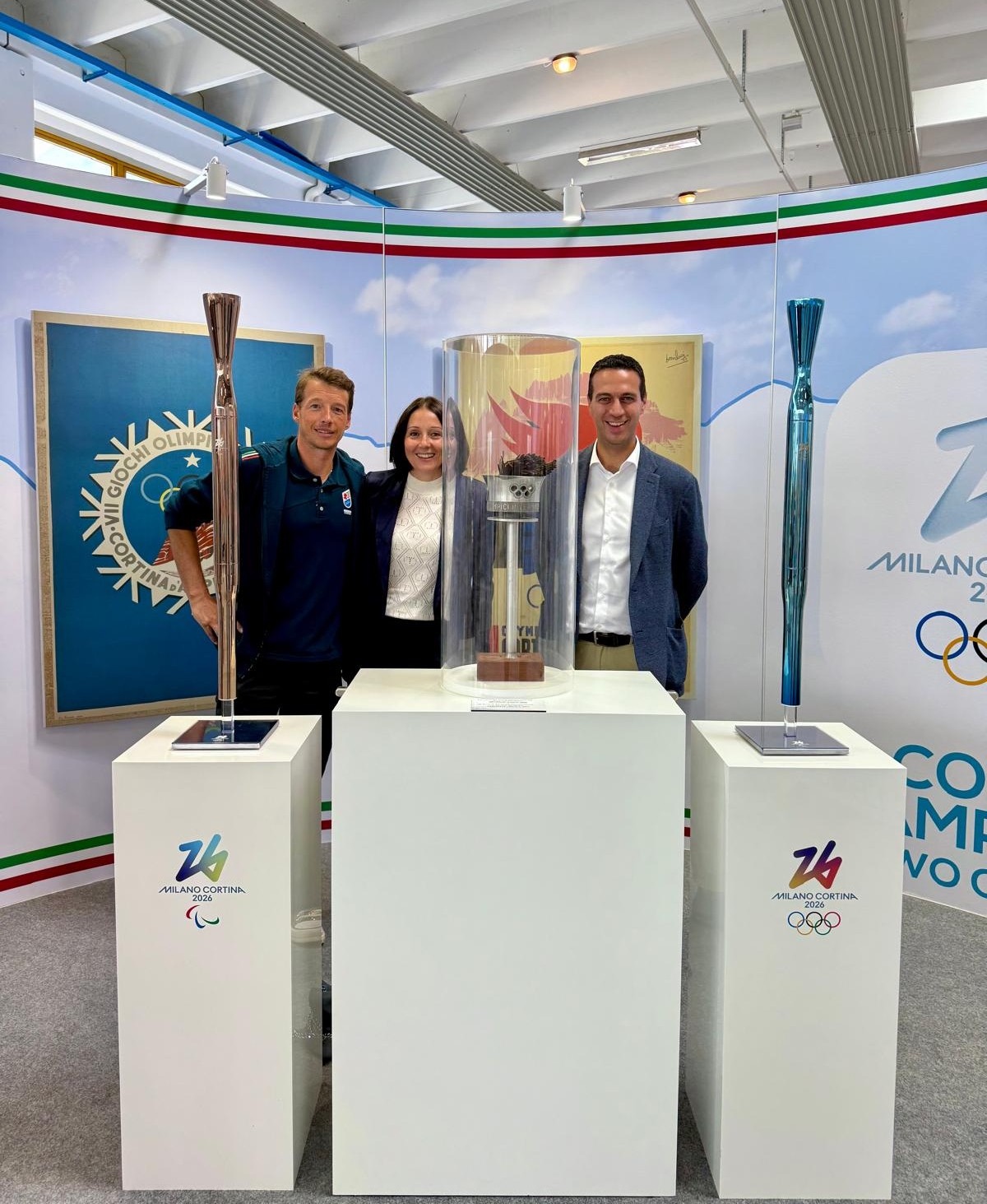 Luca Palla, atleta paralimpico che gareggerà nello sci alpino, Alessandra Borghetti e Andrea Orlandi accanto alle torce olimpica e paralimpica