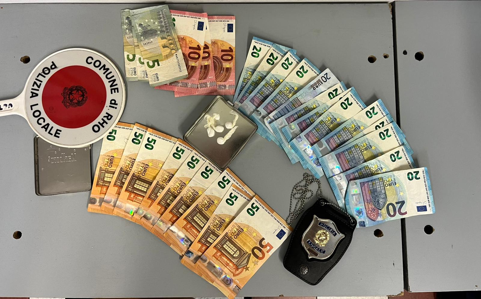 Le dosi di cocaina sequestrate dalla Polizia Locale e i contanti provento dello spaccio