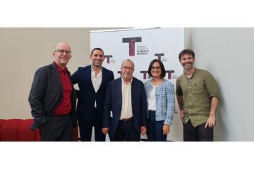 da sinistra, Giorgio Almasio, responsabile comunicazione e pr del Teatro Civico; Gabriele Cartasegna direttore di CAPAC; Fiorenzo Grassi; l'assessora Valentina Giro; Giuliano Masciangioli, tutor politiche attive del lavoro CAPAC