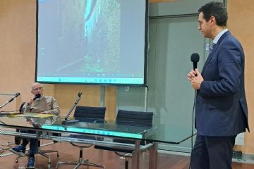 Mario Fumagalli e il Sindaco Orlandi, alle spalle l'immagine dell'anfratto dietro le vecchie carceri    

 