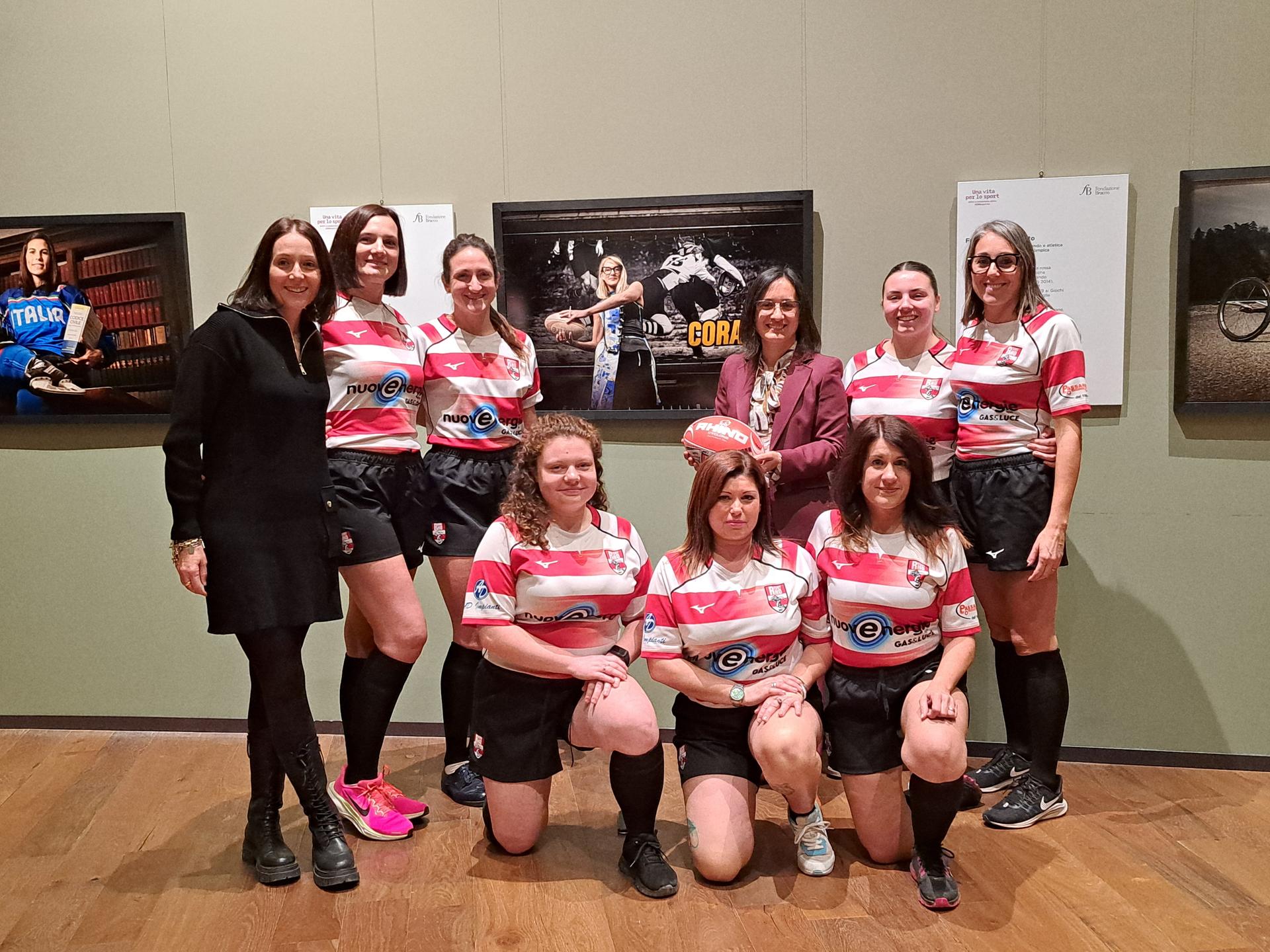  le assessore Borghetti e Giro con la squadra di rugby femminile
