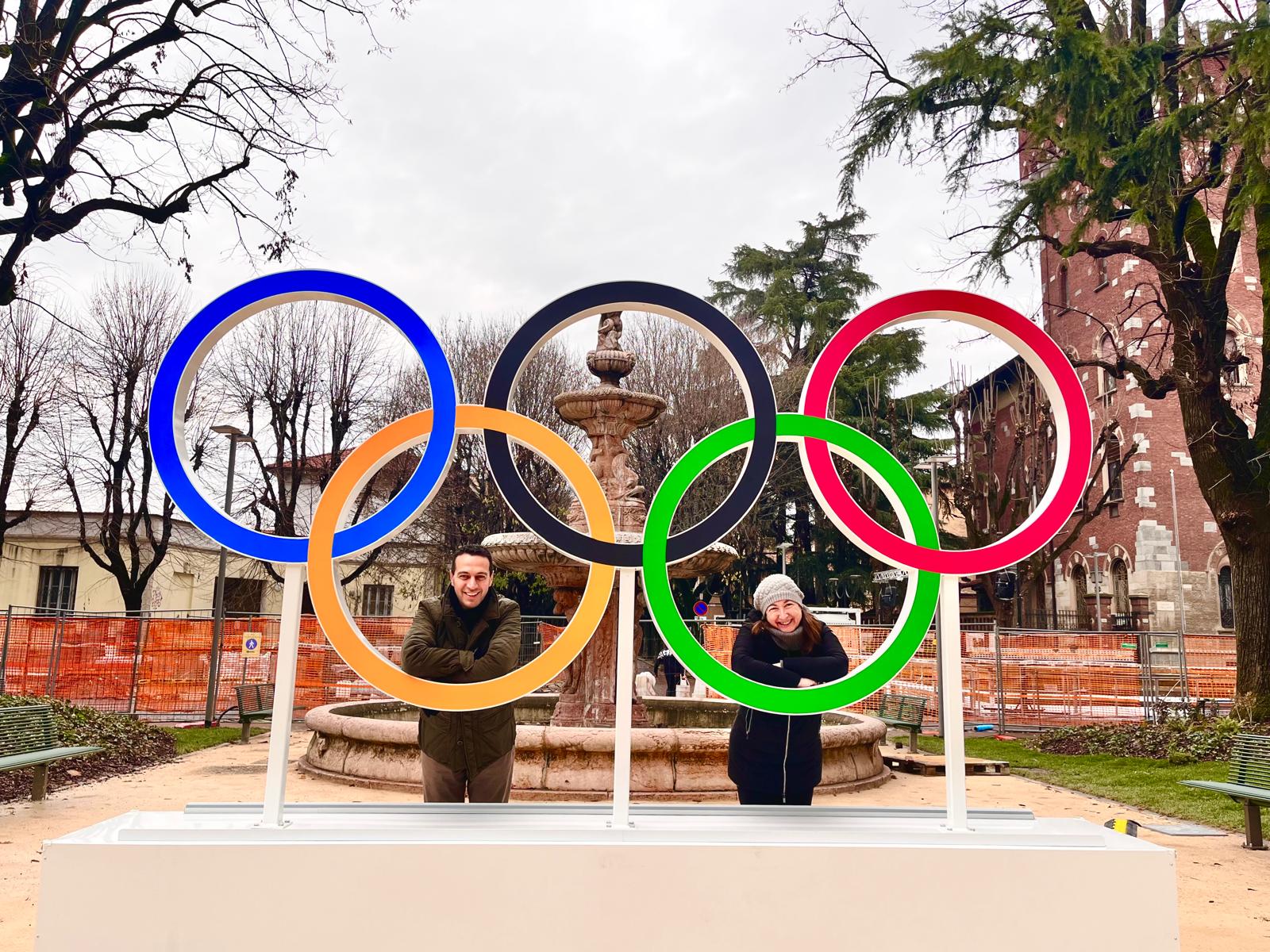 Sindaco e Vicesindaco in posa con i cerchi olimpici