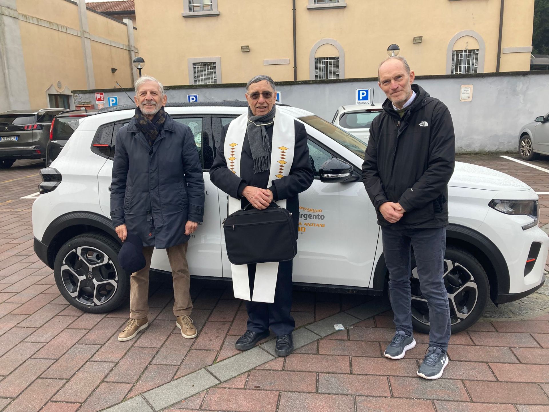 Nella foto Gianroberto Bonato, padre Gianfranco Barbieri e l'assessore Paolo Bianchi