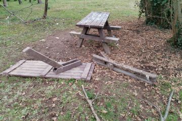 I tavoli da pic nic devastati al parco