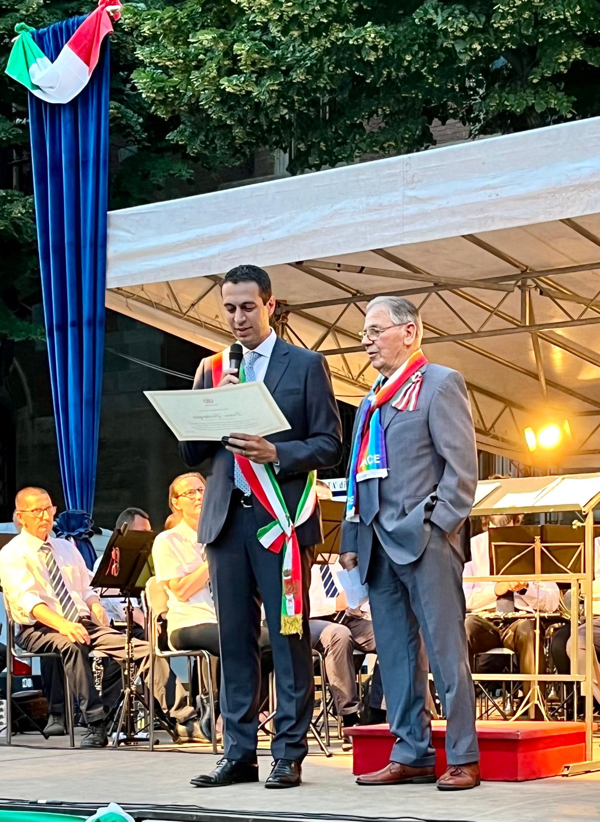 La  consegna della onorificenza civica a Bruno Bevilacqua nel 2022