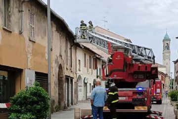 Rudere in via Matteotti e camion vigli del fuoco