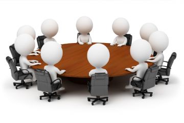tavolo con persone riunite