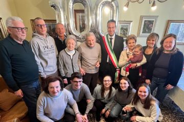 Sindaco e Vicesindaco a casa di Silvio Paleari con tutta la famiglia per i cento anni