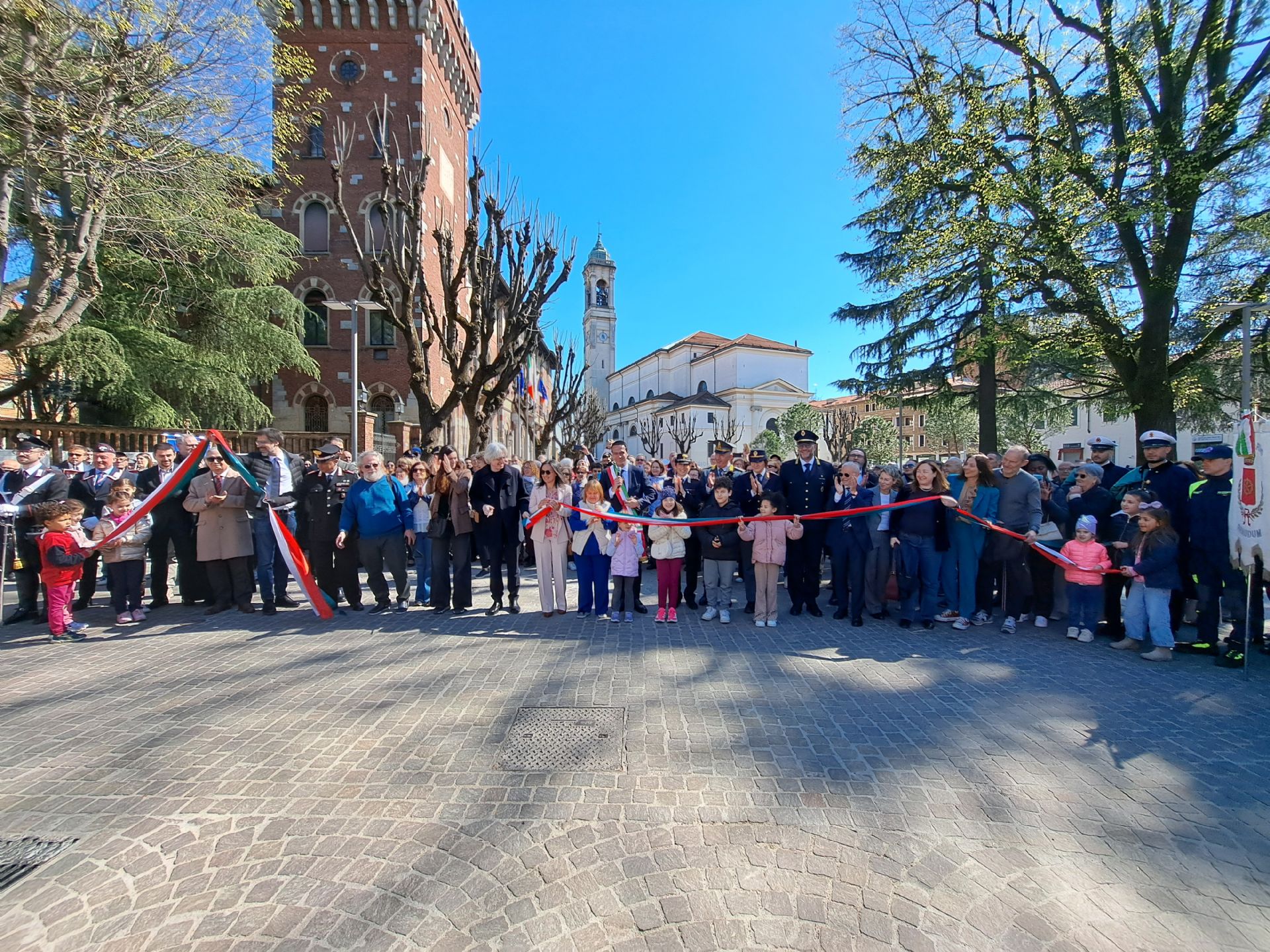 Il taglio del nastro in piazza Visconti